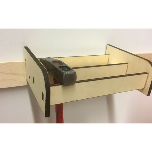 Holzdeko-Lasercut-Gravur französischer Keilhaken mit Hammerhalter, aus Holz, dekorativ und funktional für Werkstatt oder Heim.